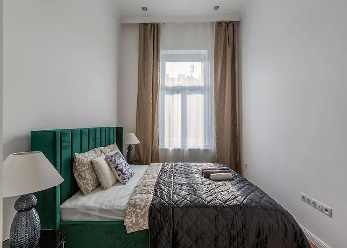 Glorious Central Apartment Next To The New York Cafe